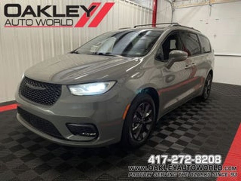 2023 Chrysler Pacifica — a typically priced live listing