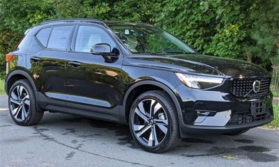 2024 Volvo XC40 Plus Dark