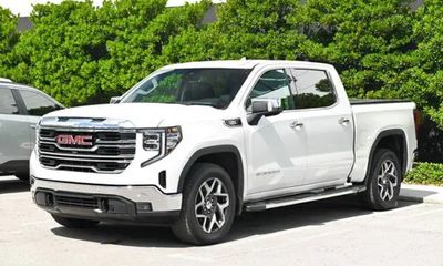 2023 GMC Sierra SLT