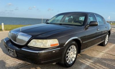 2007 Lincoln Town CAR Signature