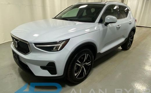 2025 Volvo XC40 Core