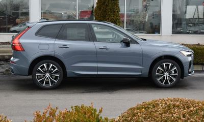 2023 Volvo XC60 Plus Dark