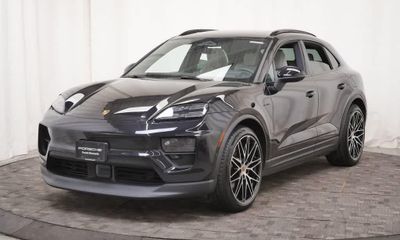2025 Porsche Macan 4S Electric