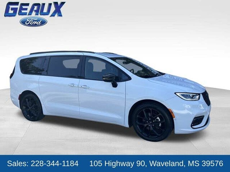2024 Chrysler Pacifica — a typically priced live listing