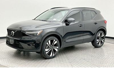 2024 Volvo XC40 Plus Dark