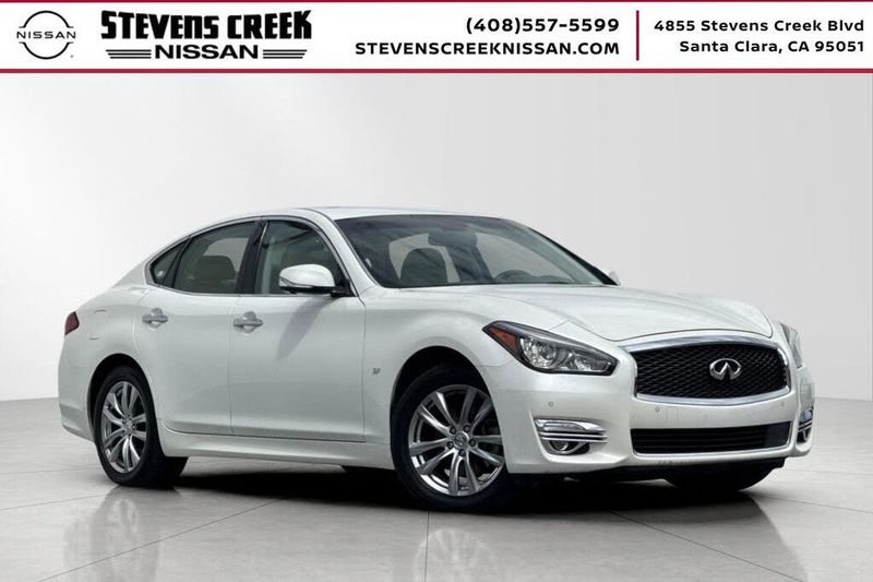 2017 Infiniti Q70 — a typically priced live listing