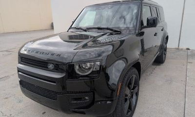2025 Land Rover Defender 130 SE