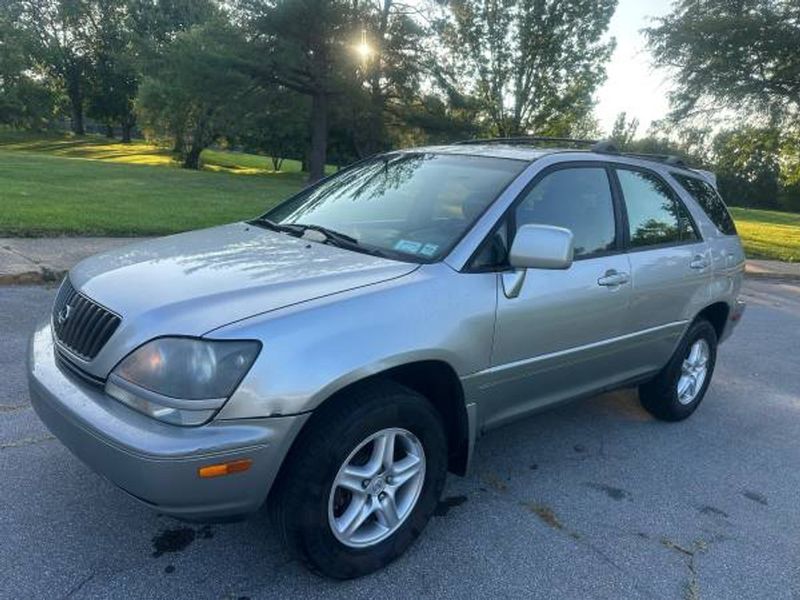 2000 Lexus RX — a typically priced live listing