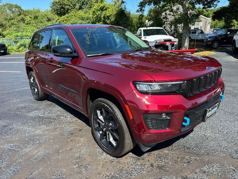 2023 Jeep Grand Cherokee — a typically priced live listing