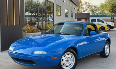 1990 Mazda MX-5 2D Convertible