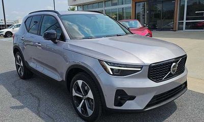 2026 Volvo XC40 Plus Dark