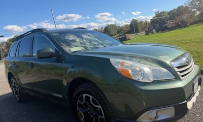 2011 Subaru Outback Limited M R