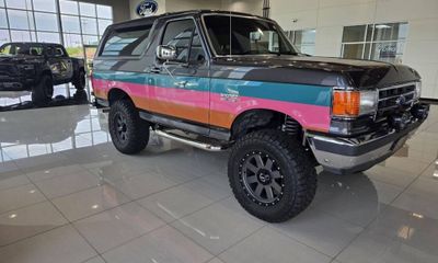 1990 Ford Bronco XLT SUV