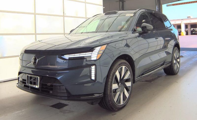 2025 Volvo EX90 — a typically priced live listing