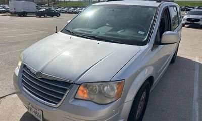 2010 Chrysler Town AND Country RT