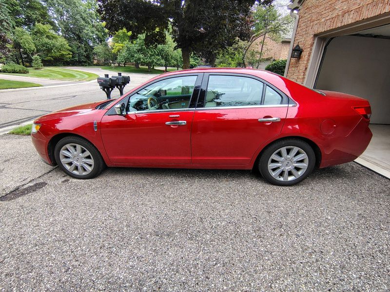 2012 Lincoln MKZ — a typically priced live listing