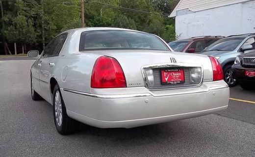 2005 Lincoln Town CAR Signature