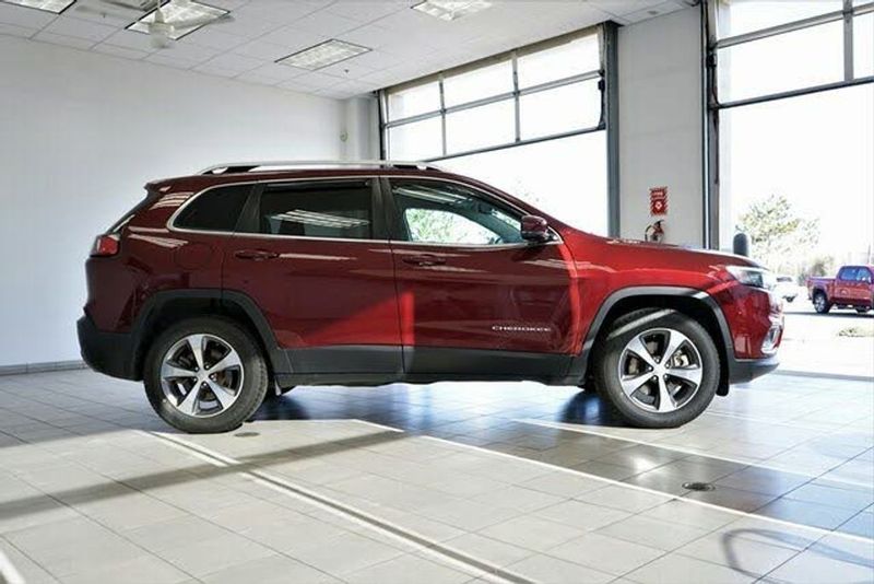2019 Jeep Cherokee — a typically priced live listing