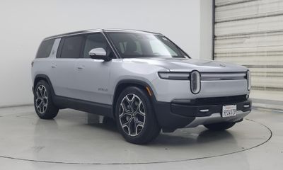 2025 Rivian R1S Adventure
