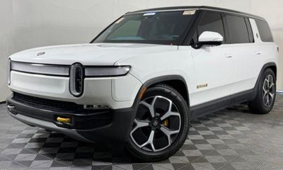 2024 Rivian R1S Adventure