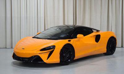 2024 McLaren Artura 2D Coupe
