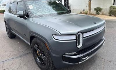 2024 Rivian R1S Adventure