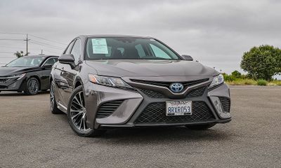 2020 Toyota Camry SE Hybrid