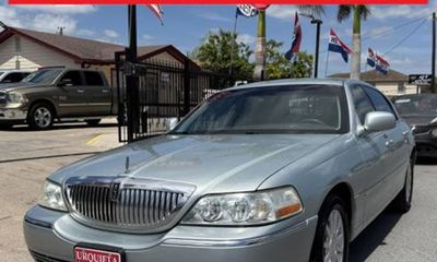 2007 Lincoln Town CAR Signature