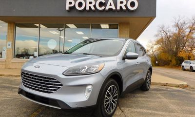 2022 Ford Escape Titanium Phev