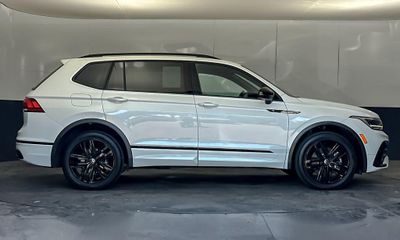 2022 Volkswagen Tiguan SE Black