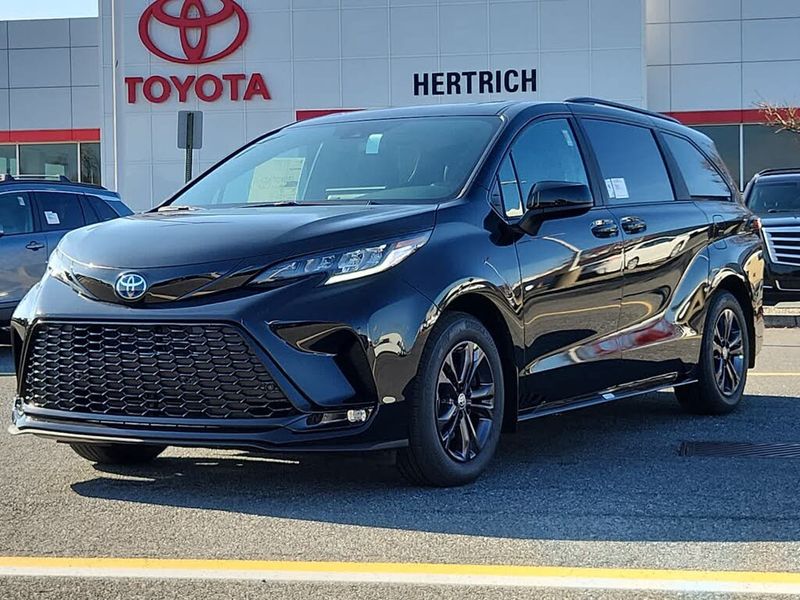 2025 Toyota Sienna — a typically priced live listing