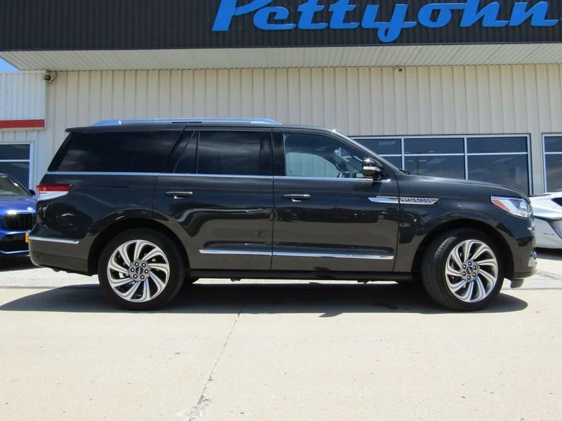 2023 Lincoln Navigator — a typically priced live listing