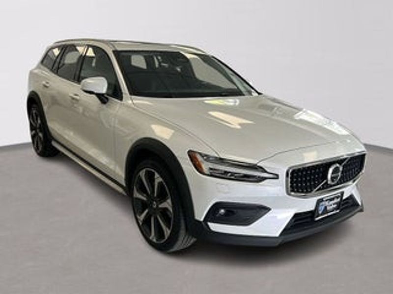 2024 Volvo V60cc — a typically priced live listing