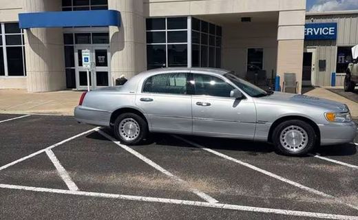 1999 Lincoln Town CAR Executive