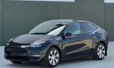 2023 Tesla Model Y Long Range Dual