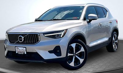 2024 Volvo XC40 Plus Bright