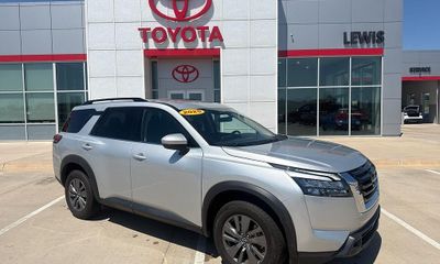 2025 Nissan Pathfinder SV
