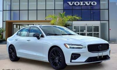 2024 Volvo S60 Plus Black Edition