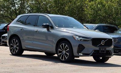 2024 Volvo XC60 Plus Dark