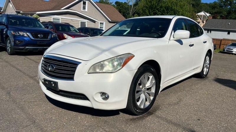 2011 Infiniti M37 — a typically priced live listing