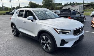 2023 Volvo XC40 Plus Bright