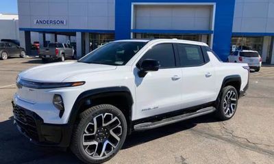 2025 Chevrolet Silverado 2SP RST