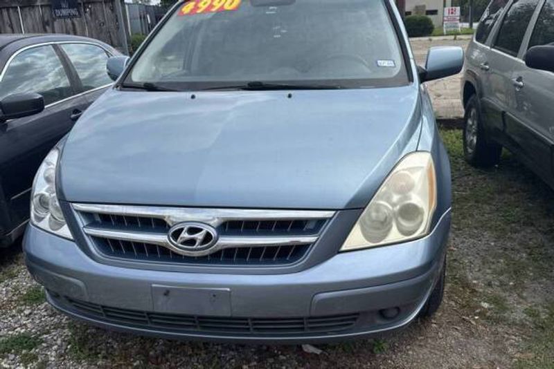 2008 Hyundai Entourage — a typically priced live listing