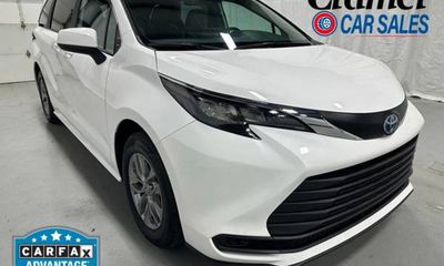 2025 Toyota Sienna LE