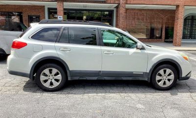 2010 Subaru Outback Limited M R