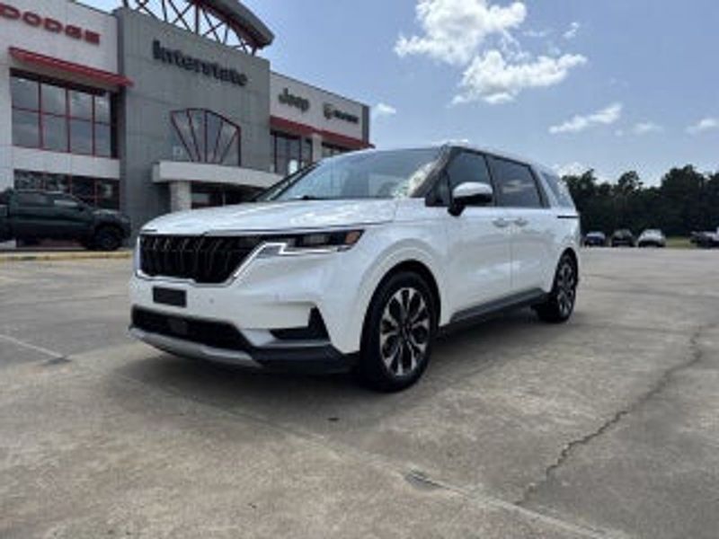 2024 Kia Carnival — a typically priced live listing