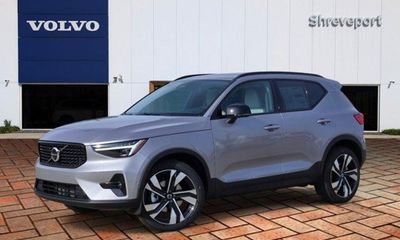 2026 Volvo XC40 Plus Dark
