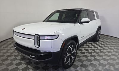 2024 Rivian R1S Adventure
