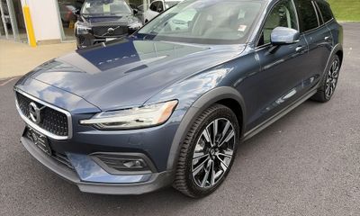 2022 Volvo V60CC Momentum Excl S60
