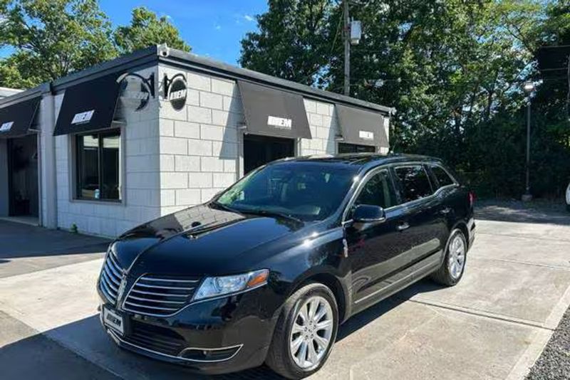 2018 Lincoln MKT — a typically priced live listing